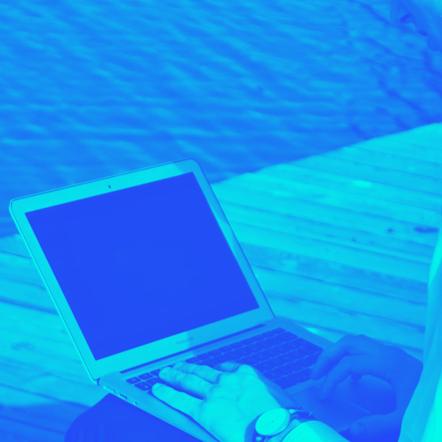 työpäivä Rantapuiston laiturilla, sininen kuva