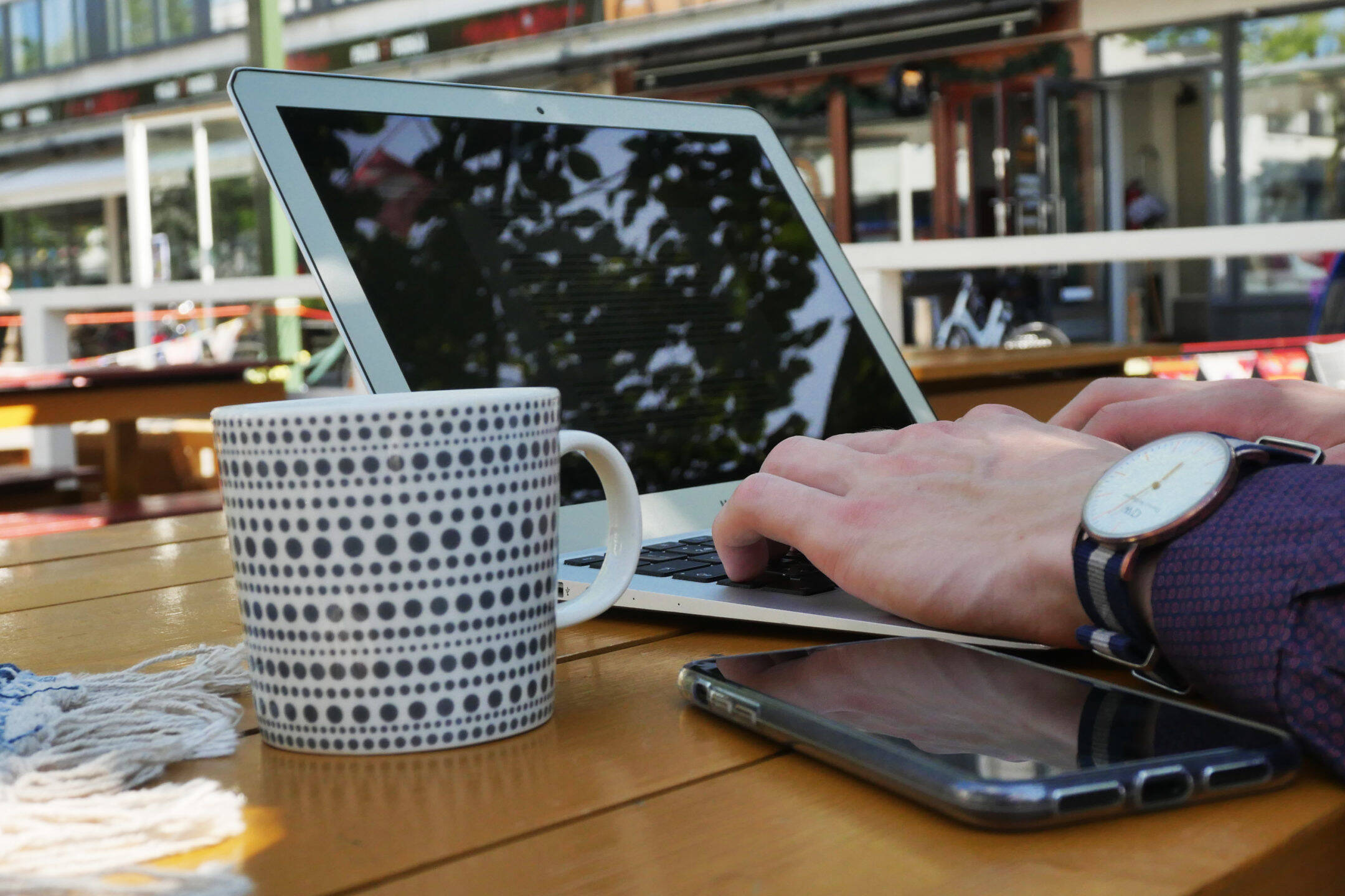 Kuvituskuva, henkilö, joka tekee töitä läppärillä