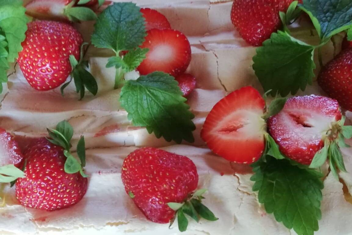 kuvassa kesäinen mansikkakakku