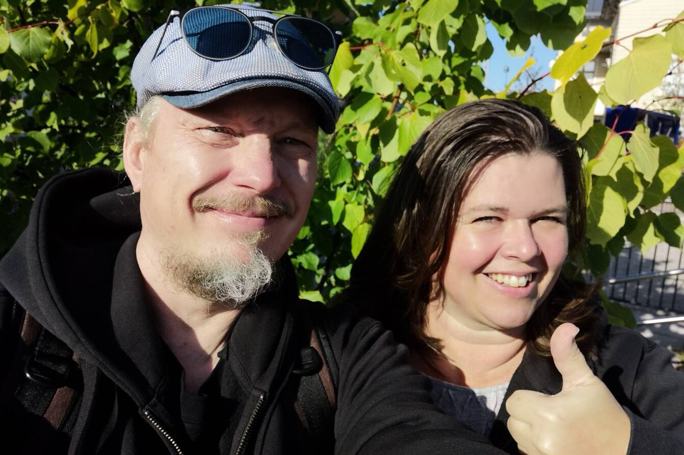 Hyvää Yrittäjän päivää 5.9.2021 kaupungin elinkeinopalveluista. Kuvassa elinvoimajohtaja Marko Lehenberg ja yrityspalvelupäällikkö Susanna Aramo.