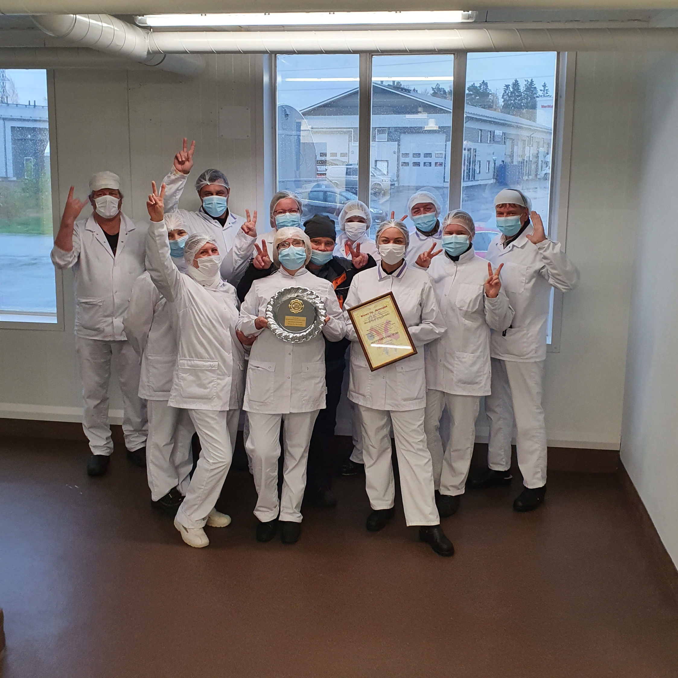 Wurstin työtekijät ja kunniakirjasta iloitseminen