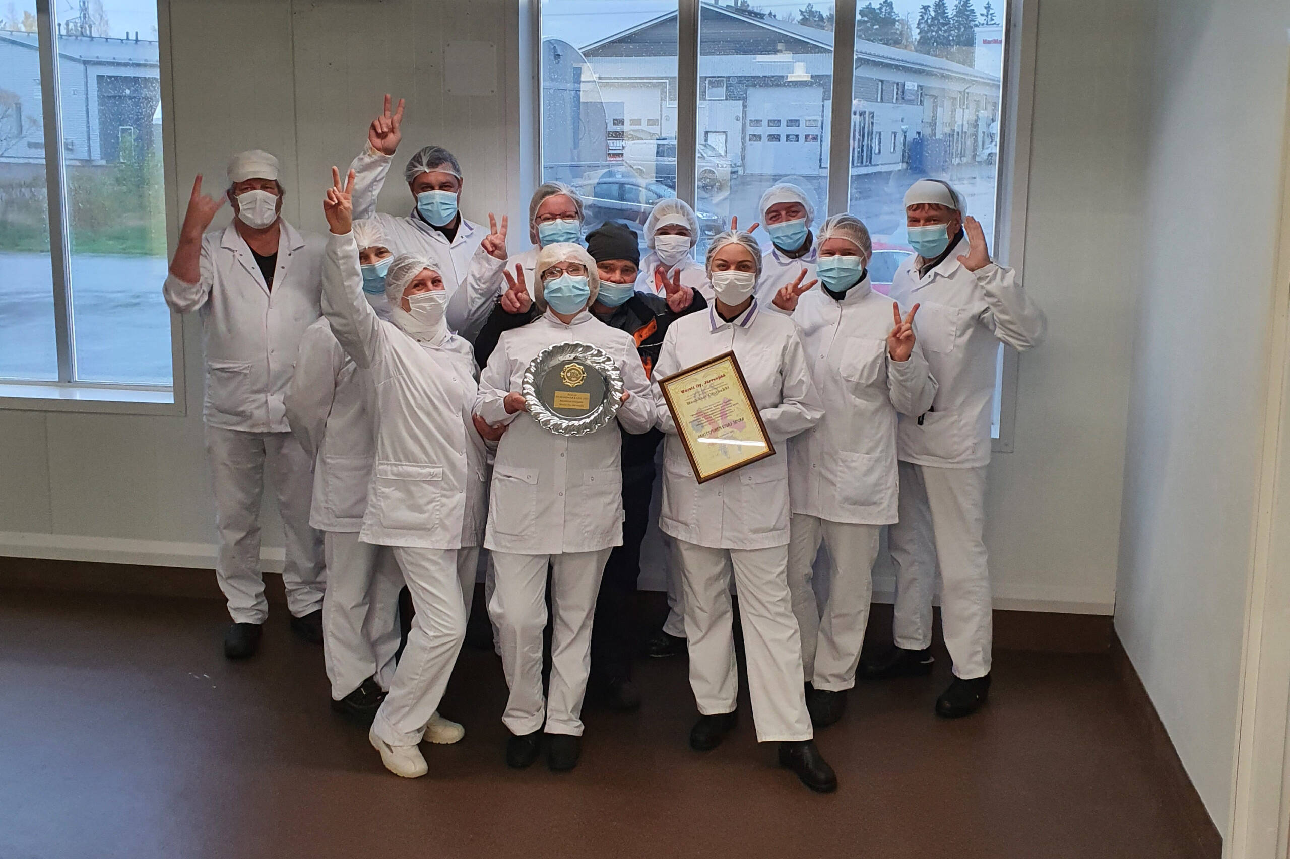 Wurstin työtekijät ja kunniakirjasta iloitseminen