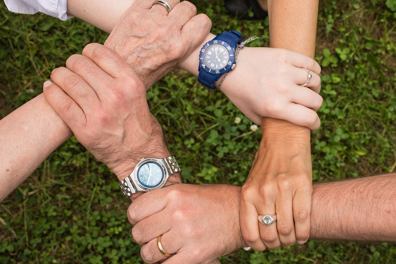 Kuvassa kädet ja ajatus yhteistyöstä