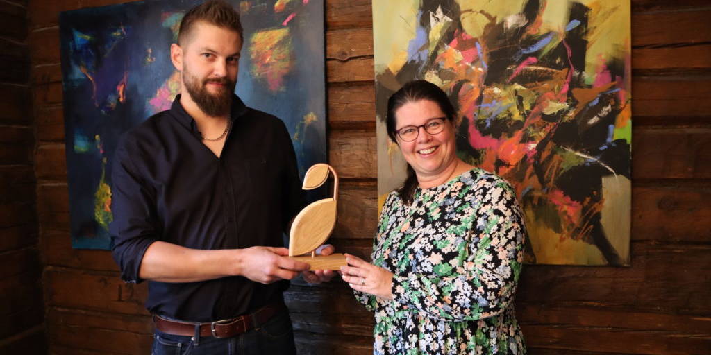 Luonnotar palkintoesiteen luovutus kaupungille