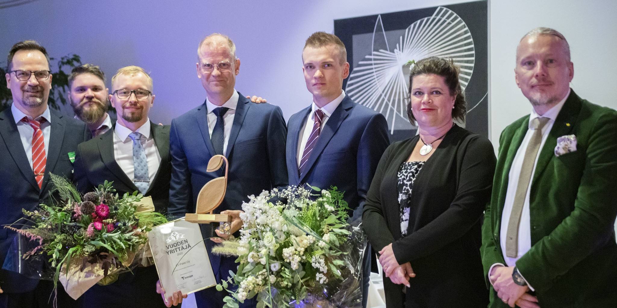 Vuoden Yrittäjä 2022 juhla ja palkittu LV-Pakki Oy ja palkitsijat