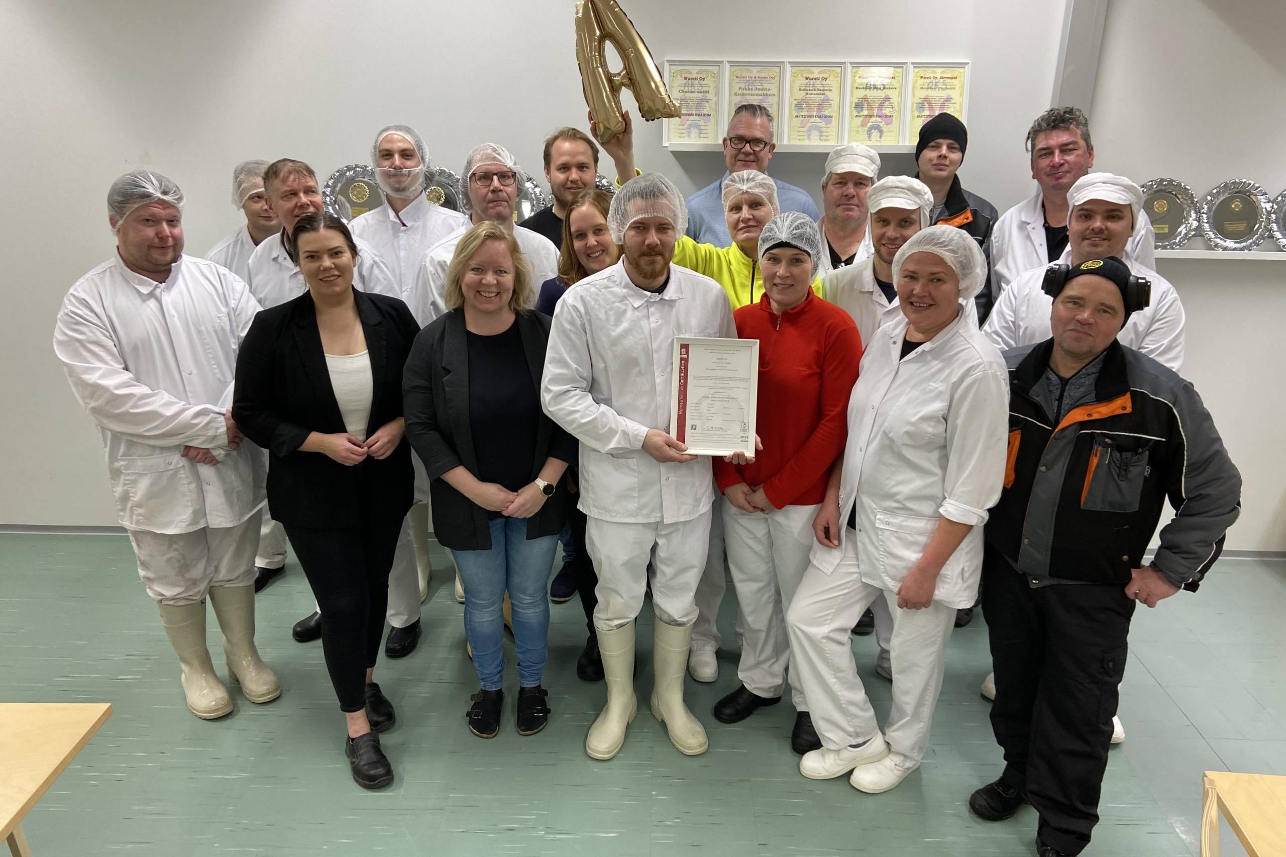 Wurstilaiset juhlivat BRC-sertifikaattia.