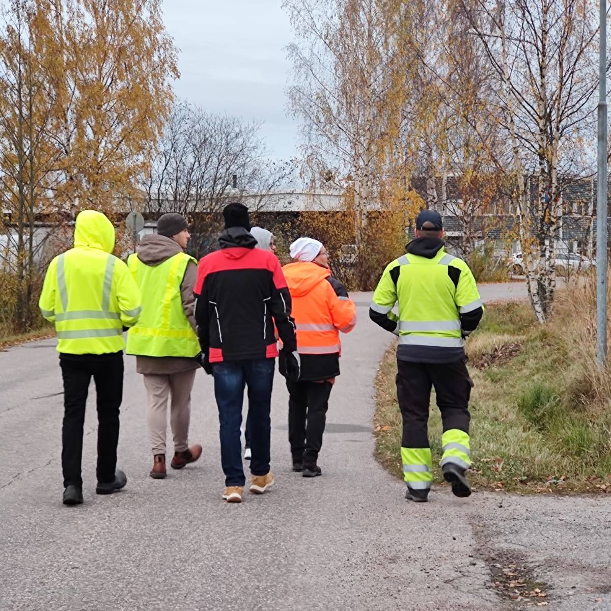 Maastokatselmuskierros Järvenpään Mikonkorven ja Intron yritysalueilla. Kuvassa yrittäjiä ja kaupungin edustajia katselmuksessa.