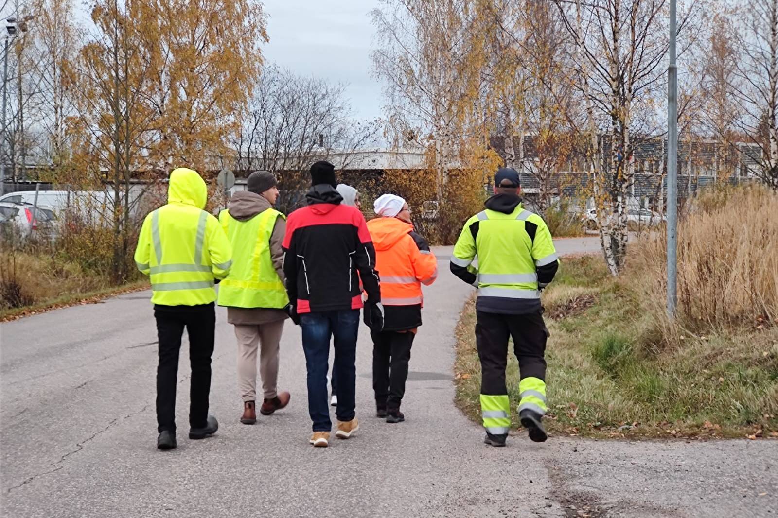 Maastokatselmuskierros Järvenpään Mikonkorven ja Intron yritysalueilla. Kuvassa yrittäjiä ja kaupungin edustajia katselmuksessa.