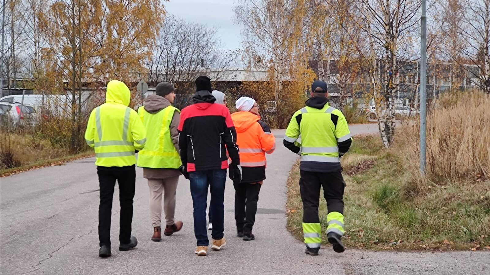 Maastokatselmuskierros Järvenpään Mikonkorven ja Intron yritysalueilla. Kuvassa yrittäjiä ja kaupungin edustajia katselmuksessa.