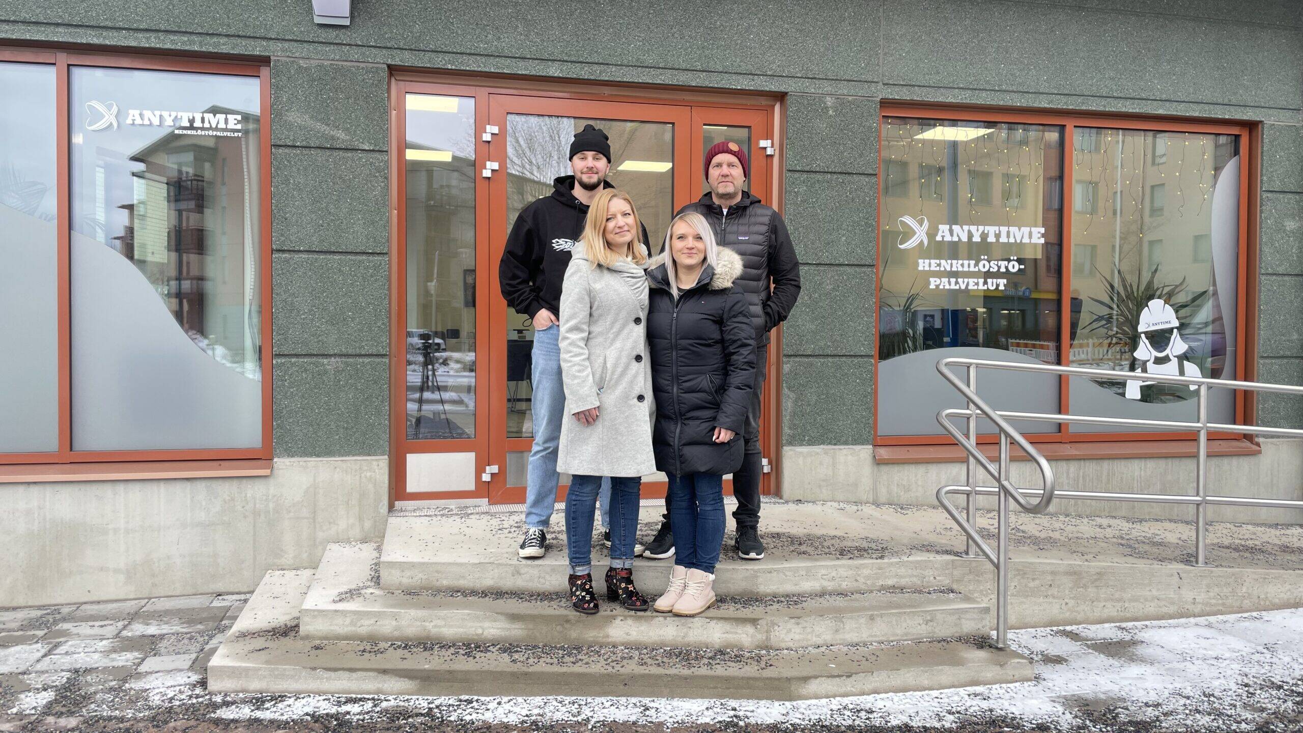 Anytime Palvelut henkilöstö kuvassa toimitilansa edustalla Järvenpään Bulevardikorttelissa