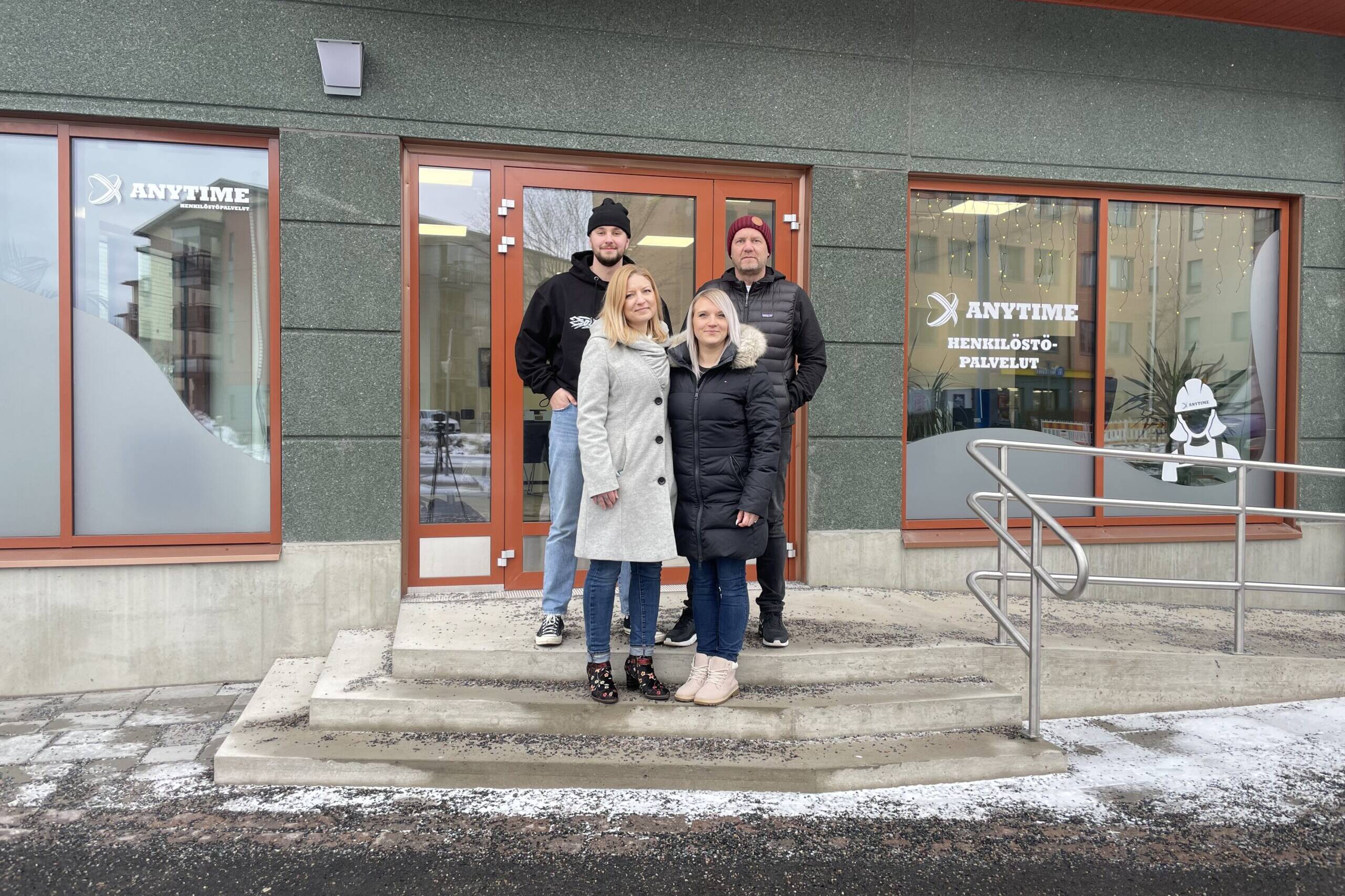 Anytime Palvelut henkilöstö kuvassa toimitilansa edustalla Järvenpään Bulevardikorttelissa