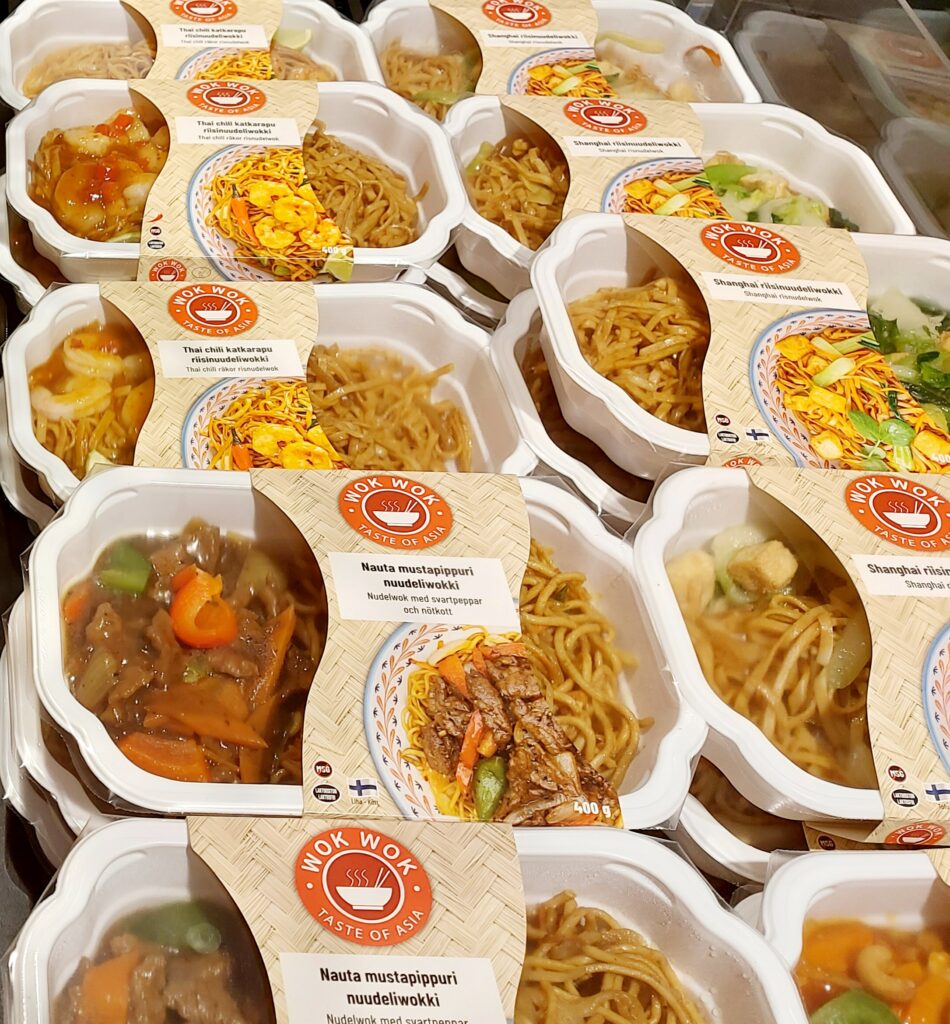 Erilaisia nuudeleita pakkauksissaan.