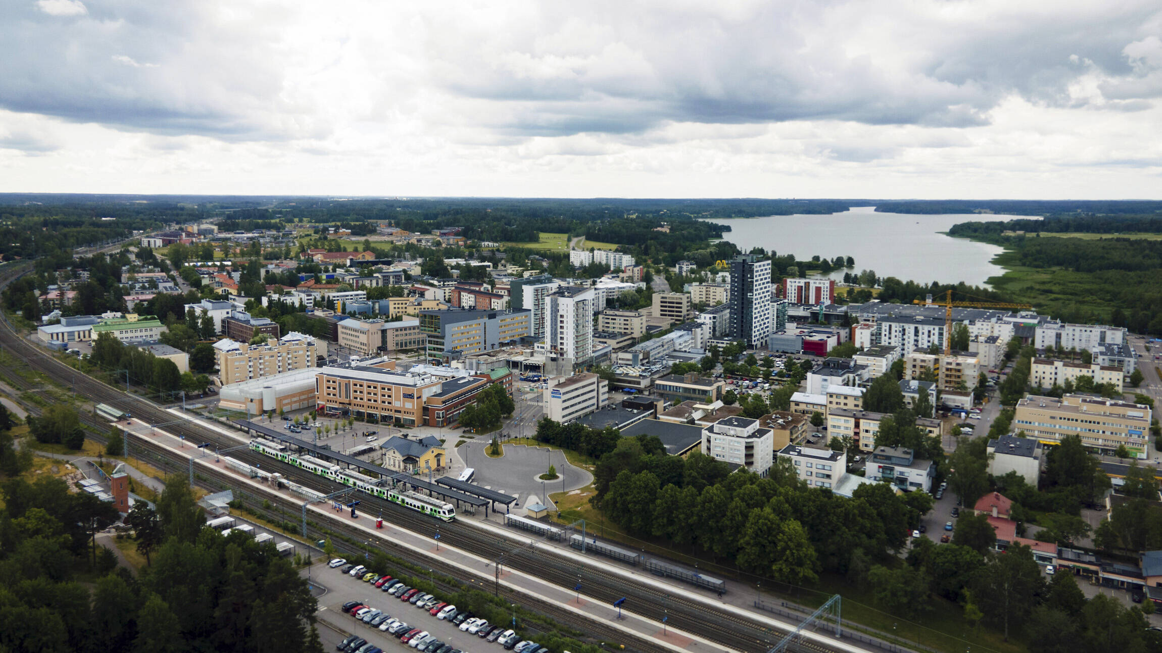 Näkymä Järvenpään keskustaan ja Tuusulanjärvelle ilmasta.