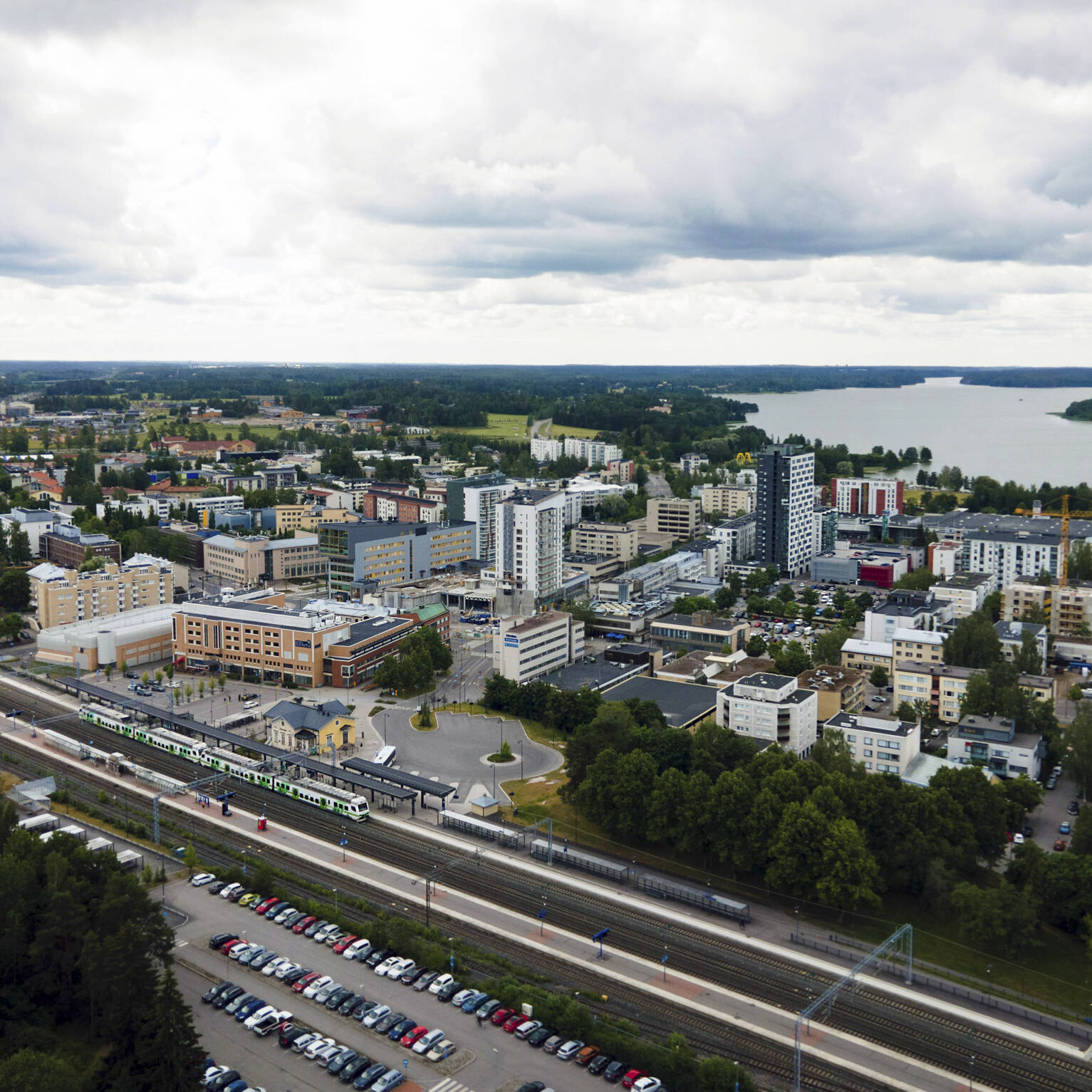 Järvenpään keskusta ilmakuvana. Kaupunki Tuusulanjärven pohjoisosassa.