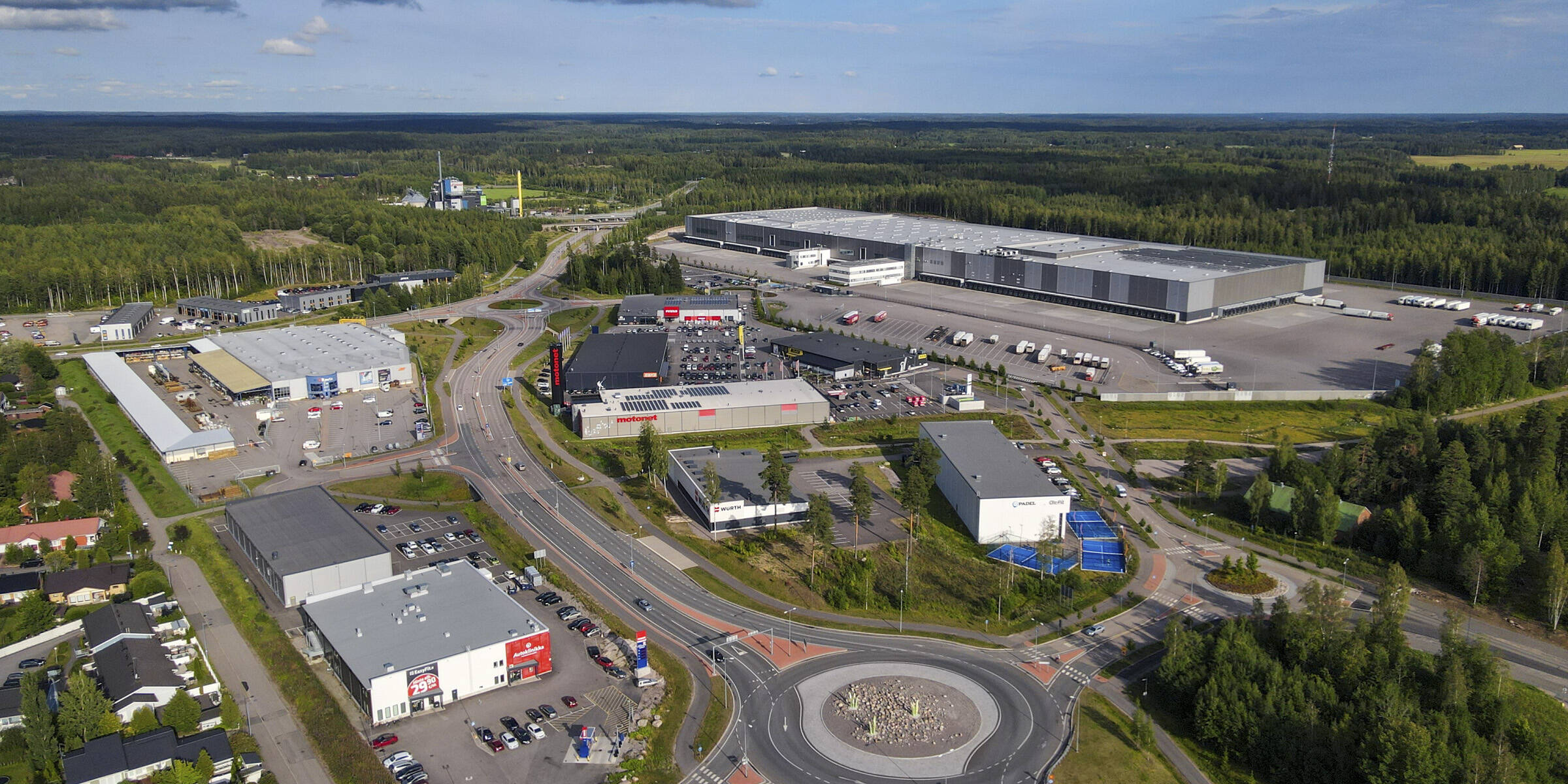 Maisemakuva Boogien yritysalueesta. Etualalla liikenneympyrä.