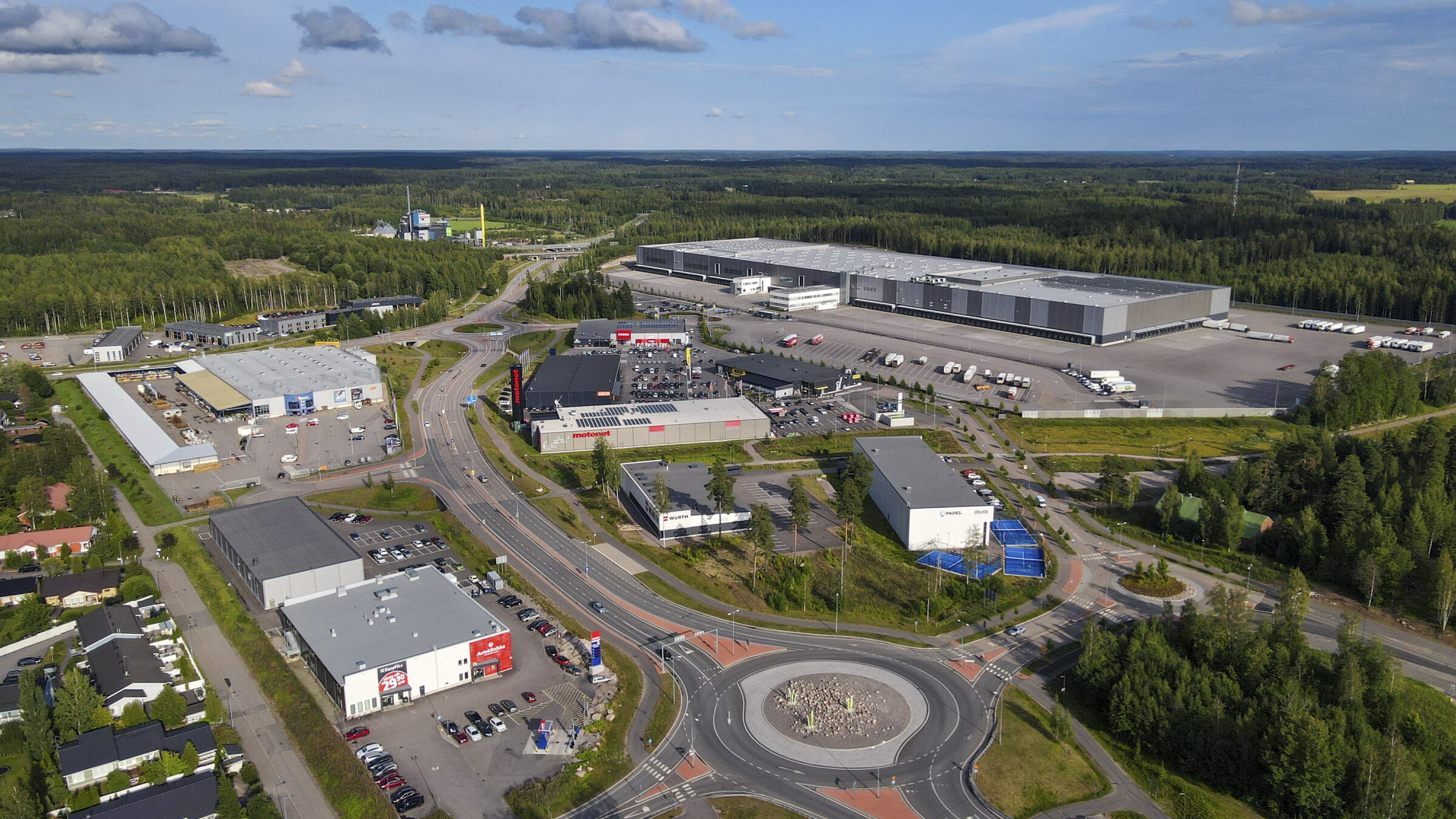 Maisemakuva Boogien yritysalueesta. Etualalla liikenneympyrä.