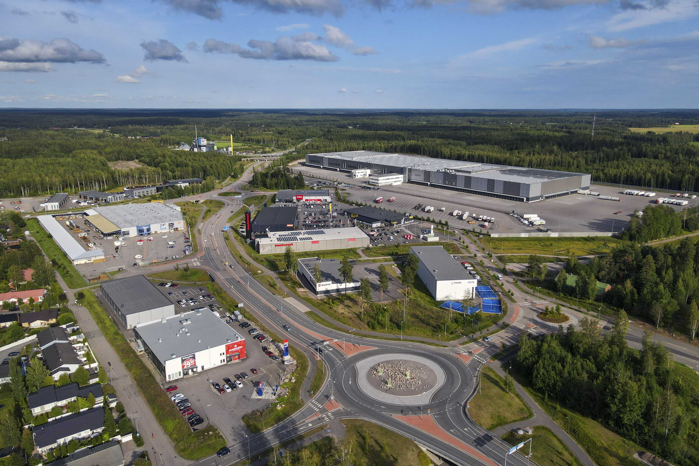 Maisemakuva Boogien yritysalueesta. Etualalla liikenneympyrä.