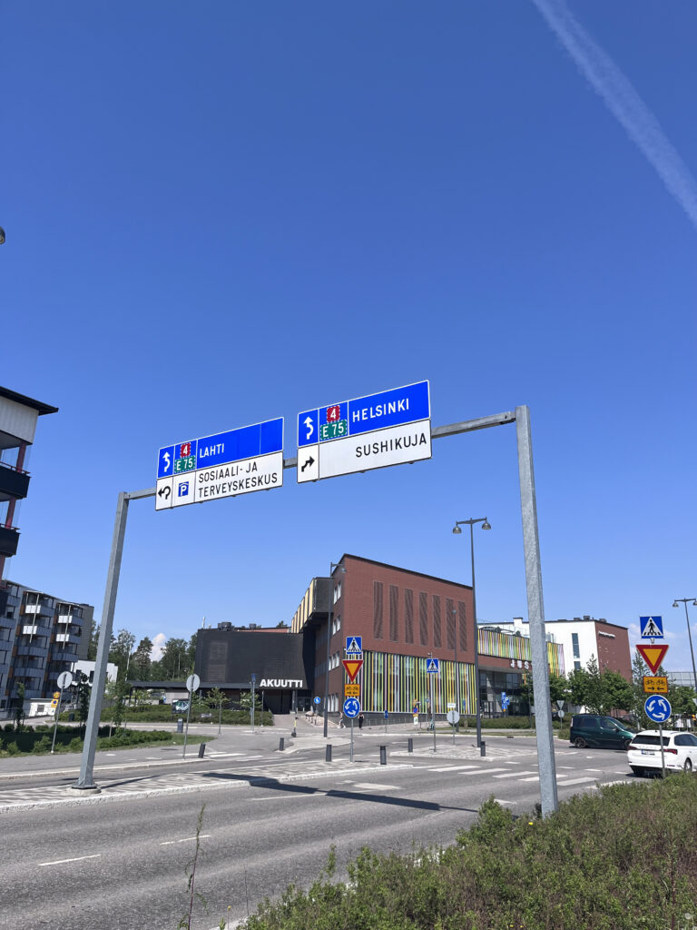 Yläopaste autotiellä.