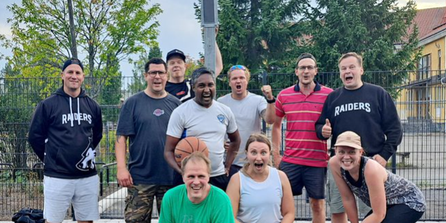 Järvenpään työntekijöitä koriskentällä