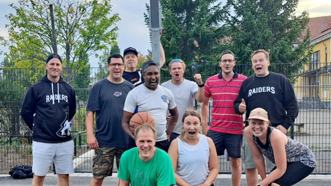 Järvenpään työntekijöitä koriskentällä