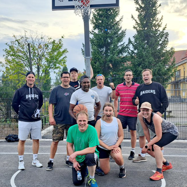 Järvenpään työntekijöitä koriskentällä