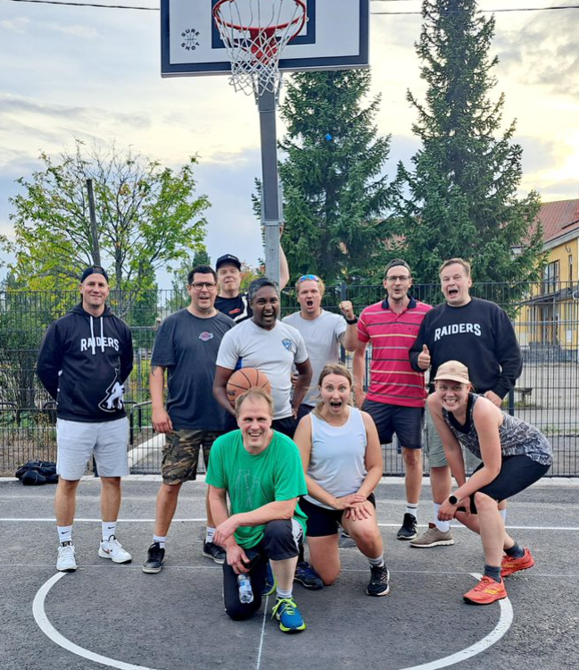 Järvenpään työntekijöitä koriskentällä