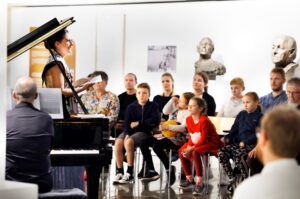 Kuva Meidän Festivaali, yleisö seuraa musiikkiesitystä