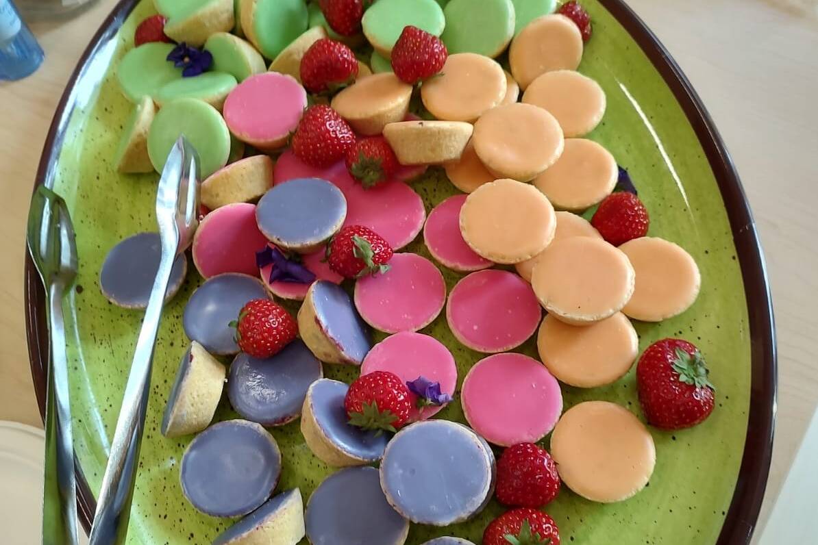 kuvassa erivärisiä leivoksia