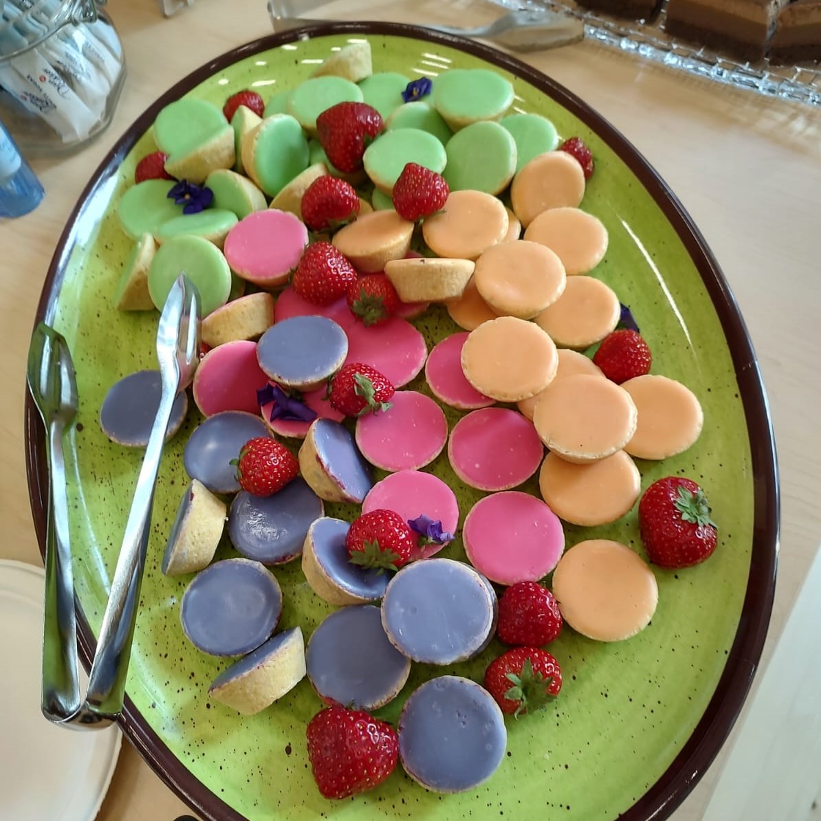 kuvassa erivärisiä leivoksia