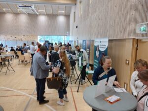 Ihmisiä Yrittäjän päivän tilaisuudessa Järvenpäässä 2024