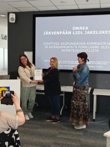 Viihtyisä kaupunkikuva kunniakirjan luovutus Lidlille