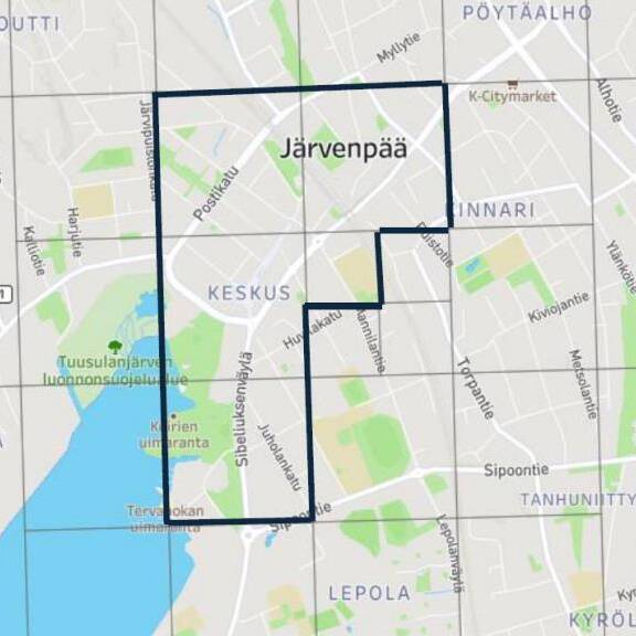 Karttakuva Järvenpään keskustan alueesta, jossa on tummalla viivalla rajattu alue, joka kattaa Keskuksen, osan Lepolaa ja keskustan ympäristöä Tuusulanjärven rannalta Pöytäalhon ja Kyrölän suuntaan.