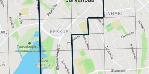Karttakuva Järvenpään keskustan alueesta, jossa on tummalla viivalla rajattu alue, joka kattaa Keskuksen, osan Lepolaa ja keskustan ympäristöä Tuusulanjärven rannalta Pöytäalhon ja Kyrölän suuntaan.