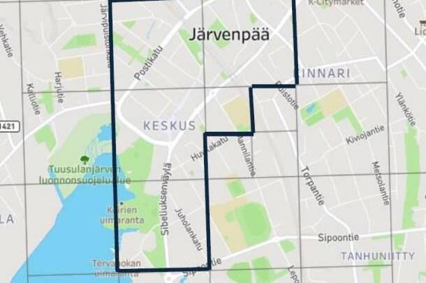 Karttakuva Järvenpään keskustan alueesta, jossa on tummalla viivalla rajattu alue, joka kattaa Keskuksen, osan Lepolaa ja keskustan ympäristöä Tuusulanjärven rannalta Pöytäalhon ja Kyrölän suuntaan.