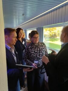 Heikki Häyhä ja Susanna Aramo vastaanottamassa kultaista Yrittäjälippua