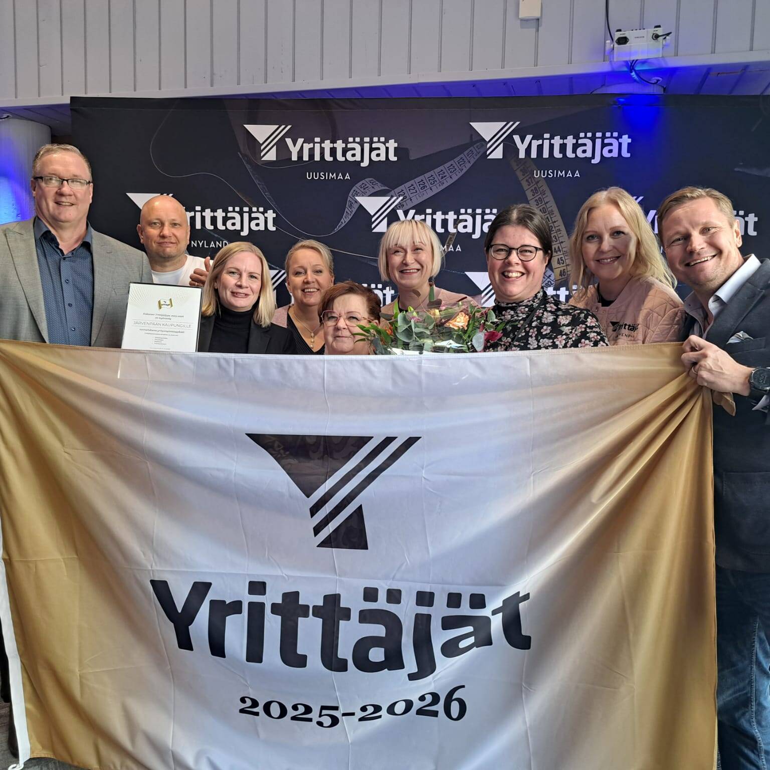 Team Järvenpää ja kultainen Yrittäjälippu