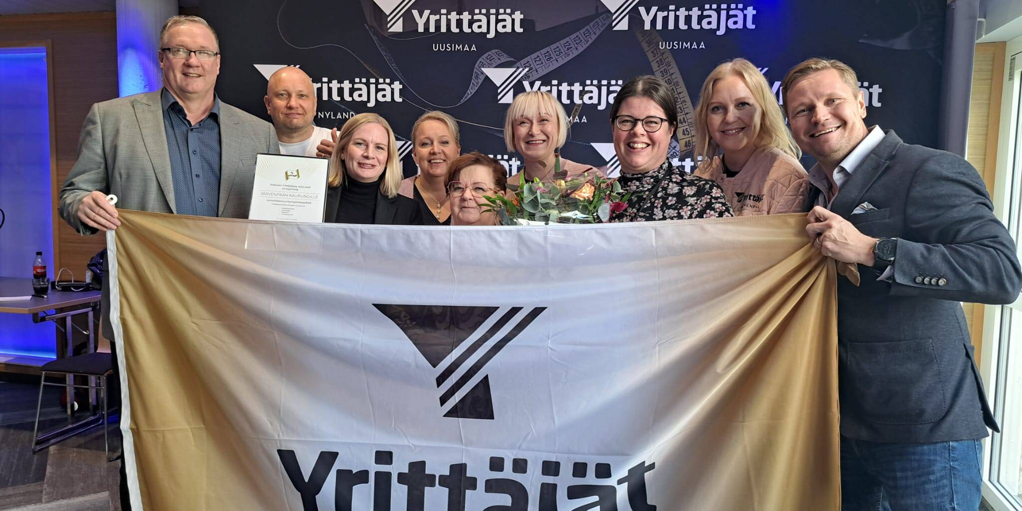 Team Järvenpää ja kultainen Yrittäjälippu