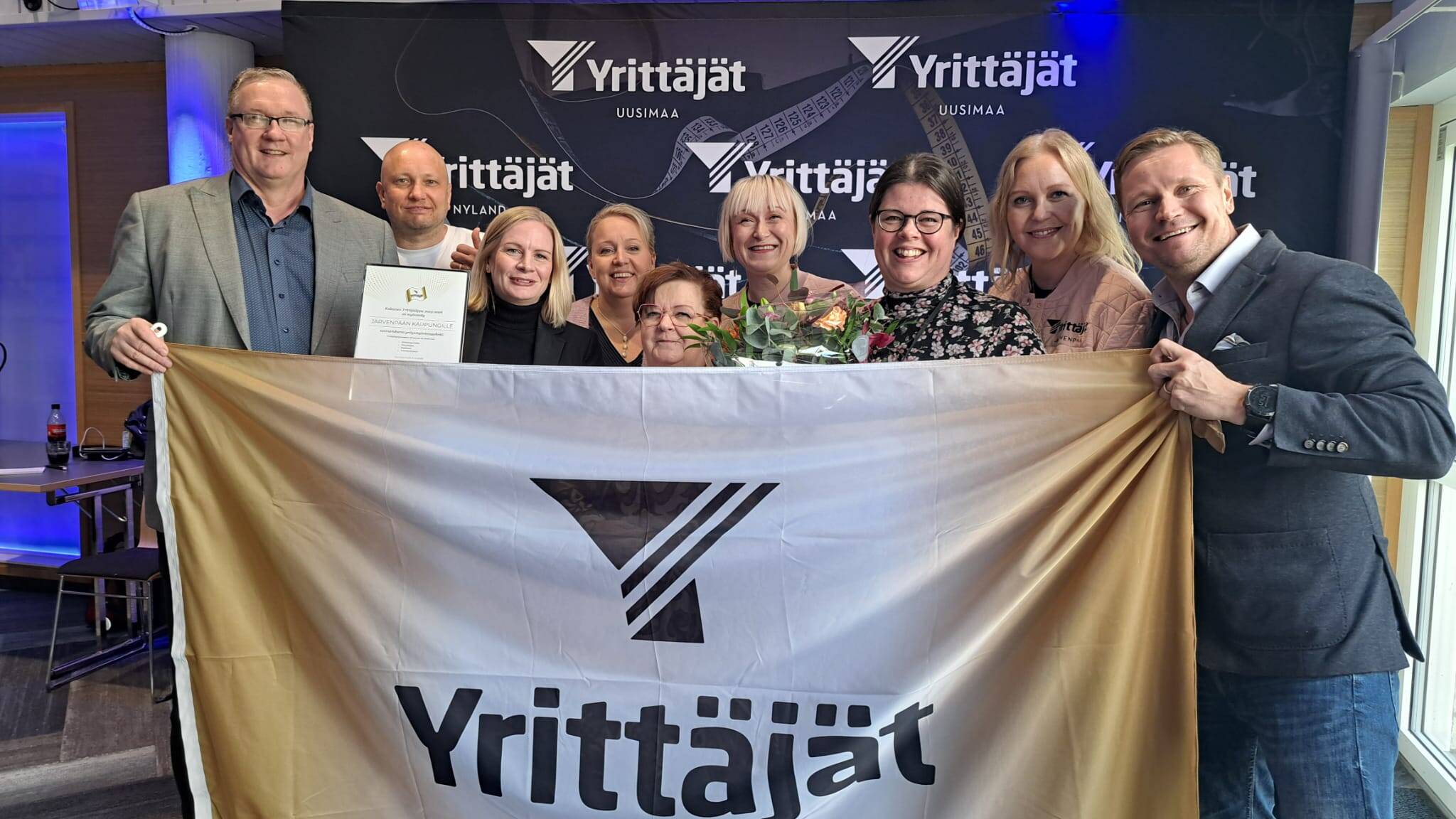 Team Järvenpää ja kultainen Yrittäjälippu