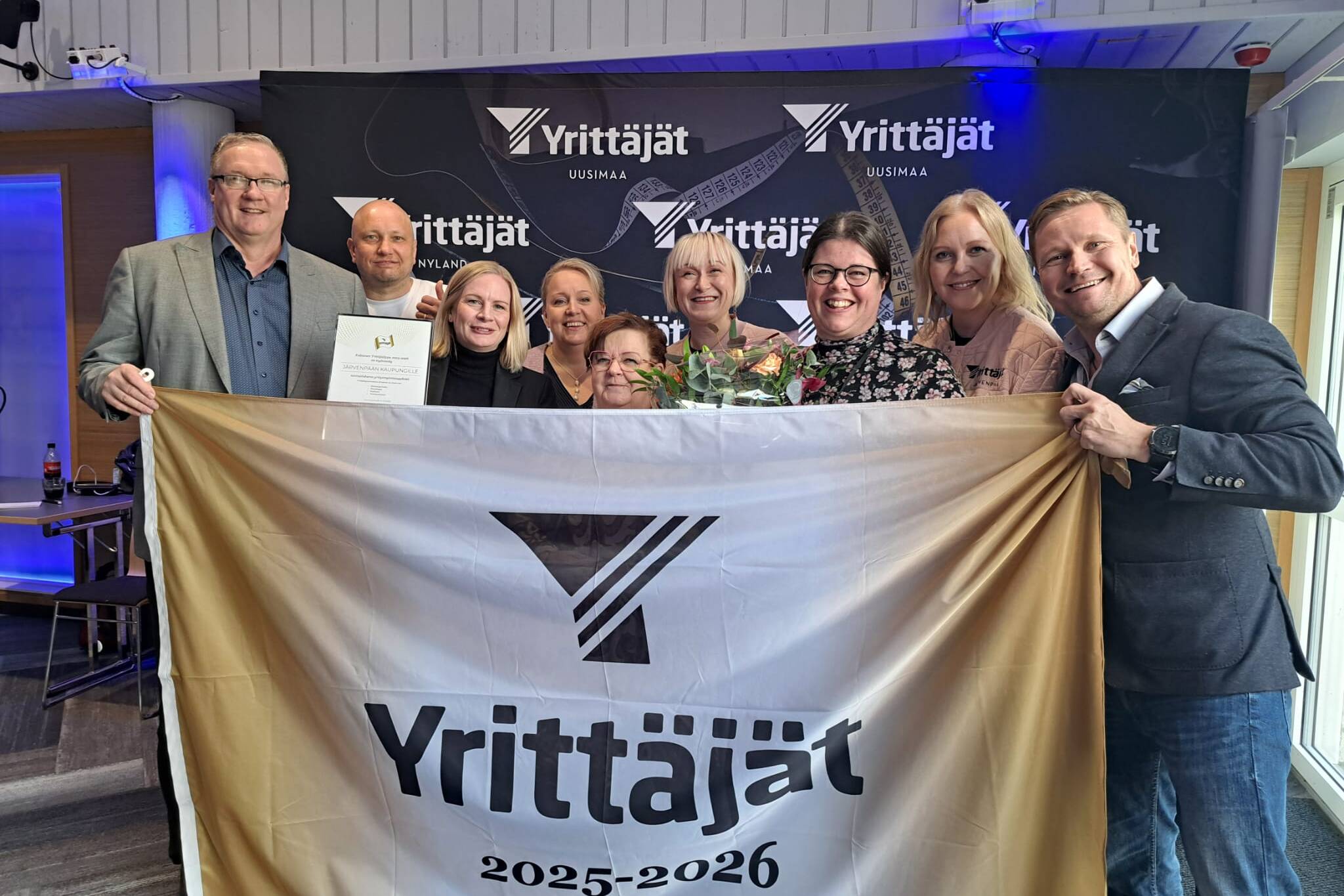 Team Järvenpää ja kultainen Yrittäjälippu