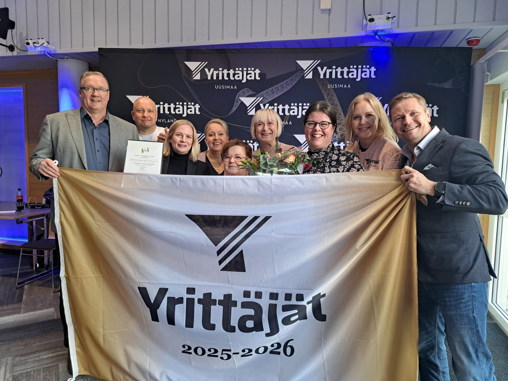 Team Järvenpää ja kultainen Yrittäjälippu