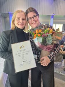 Business Järvnepään Heidi Torvinen ja Susanna Aramo kiitollisina kultaisesta Yrittäjälipusta