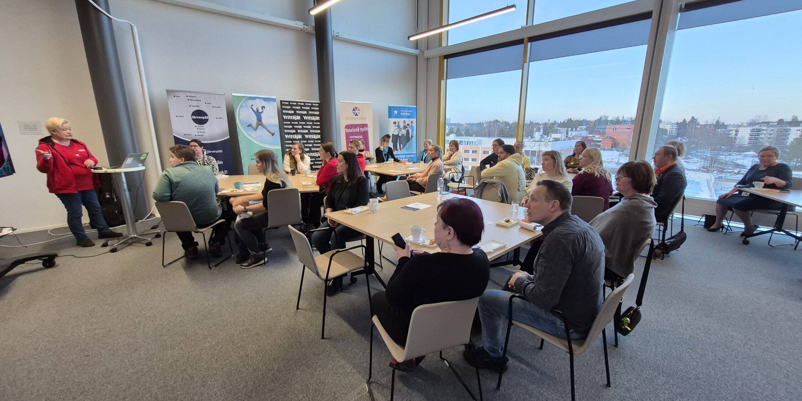 Uusien yritysten 1-vuotissynttärien osallistujia kuuntelemassa puheenvuoroa Järvenpään Bulevardikorttelin kokoustilassa.