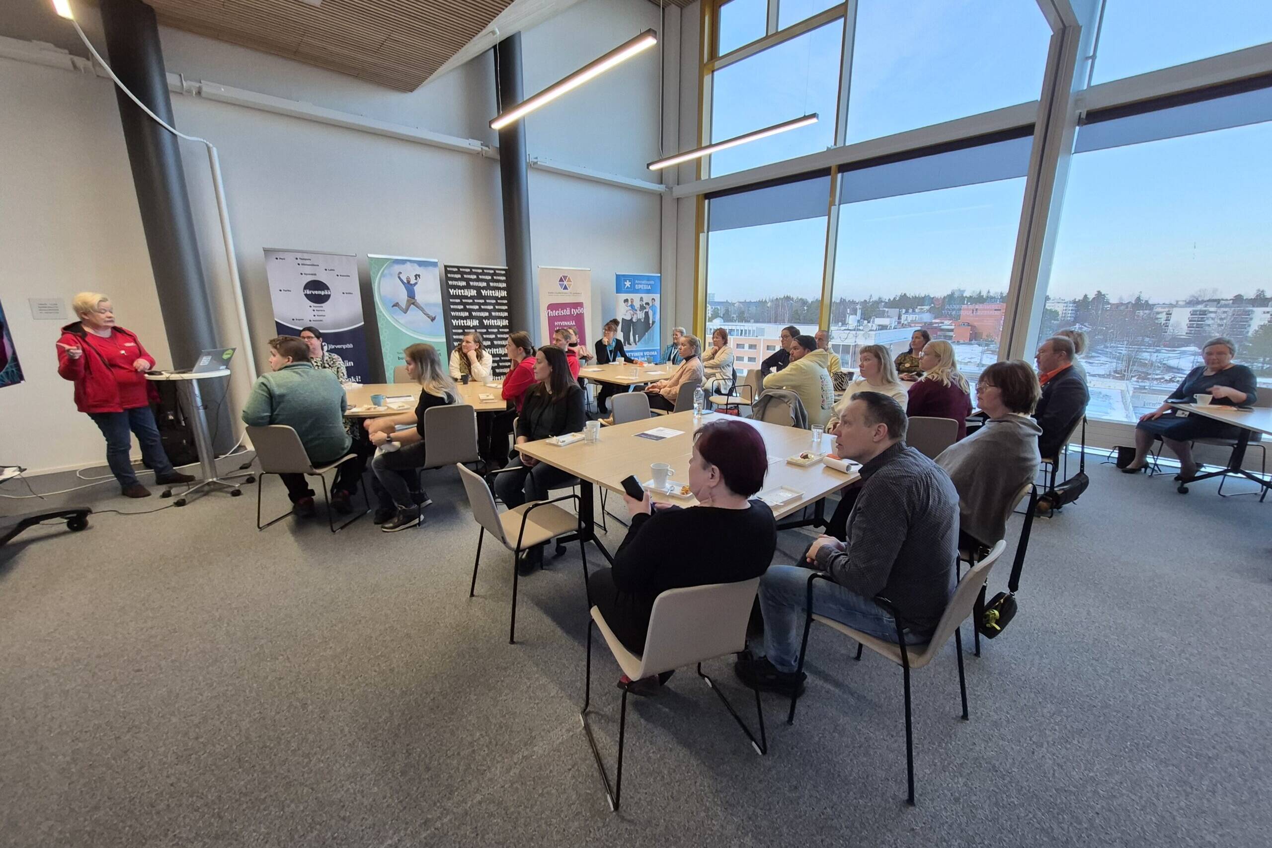 Uusien yritysten 1-vuotissynttärien osallistujia kuuntelemassa puheenvuoroa Järvenpään Bulevardikorttelin kokoustilassa.