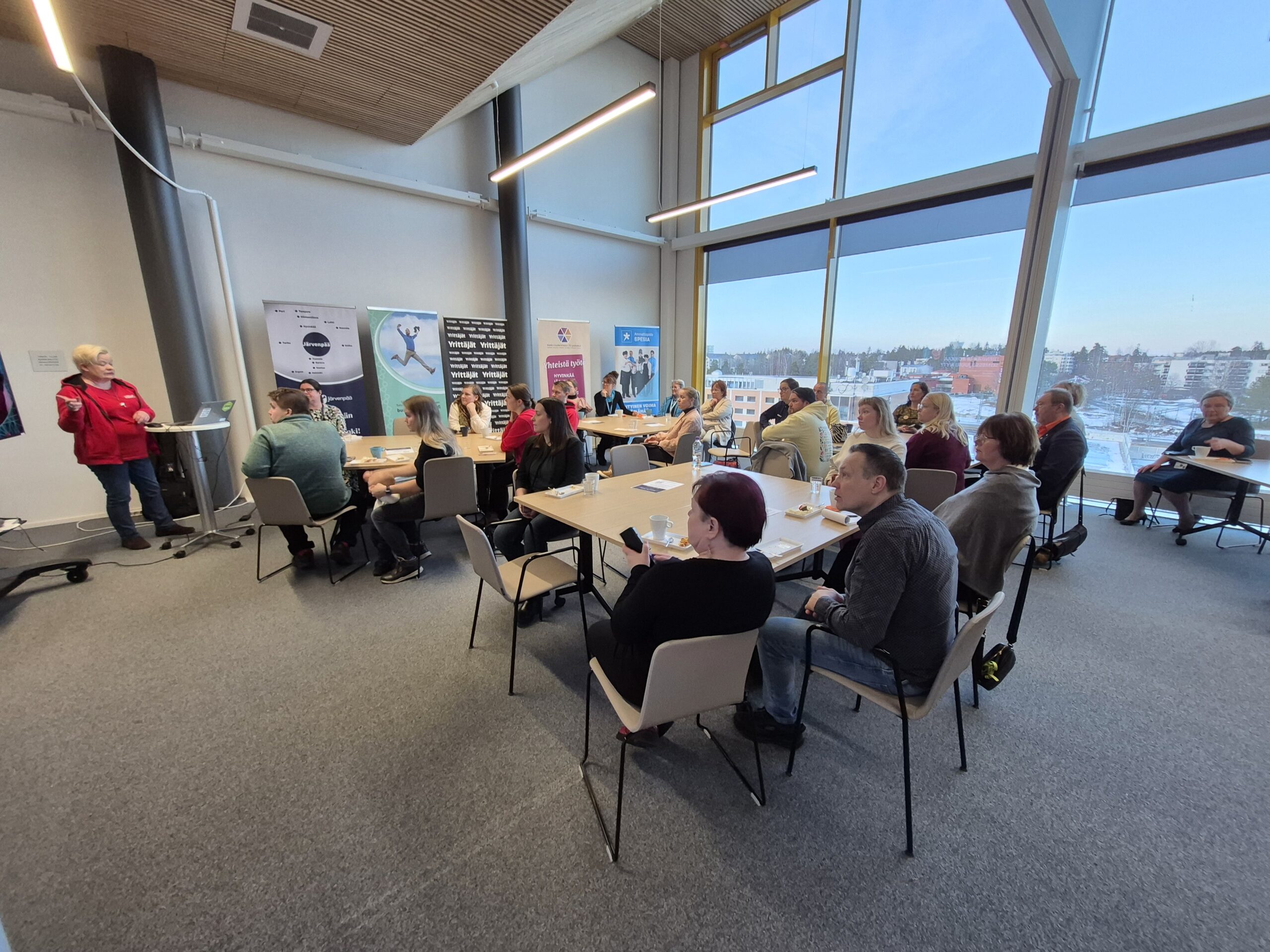 Uusien yritysten 1-vuotissynttärien osallistujia kuuntelemassa puheenvuoroa Järvenpään Bulevardikorttelin kokoustilassa.