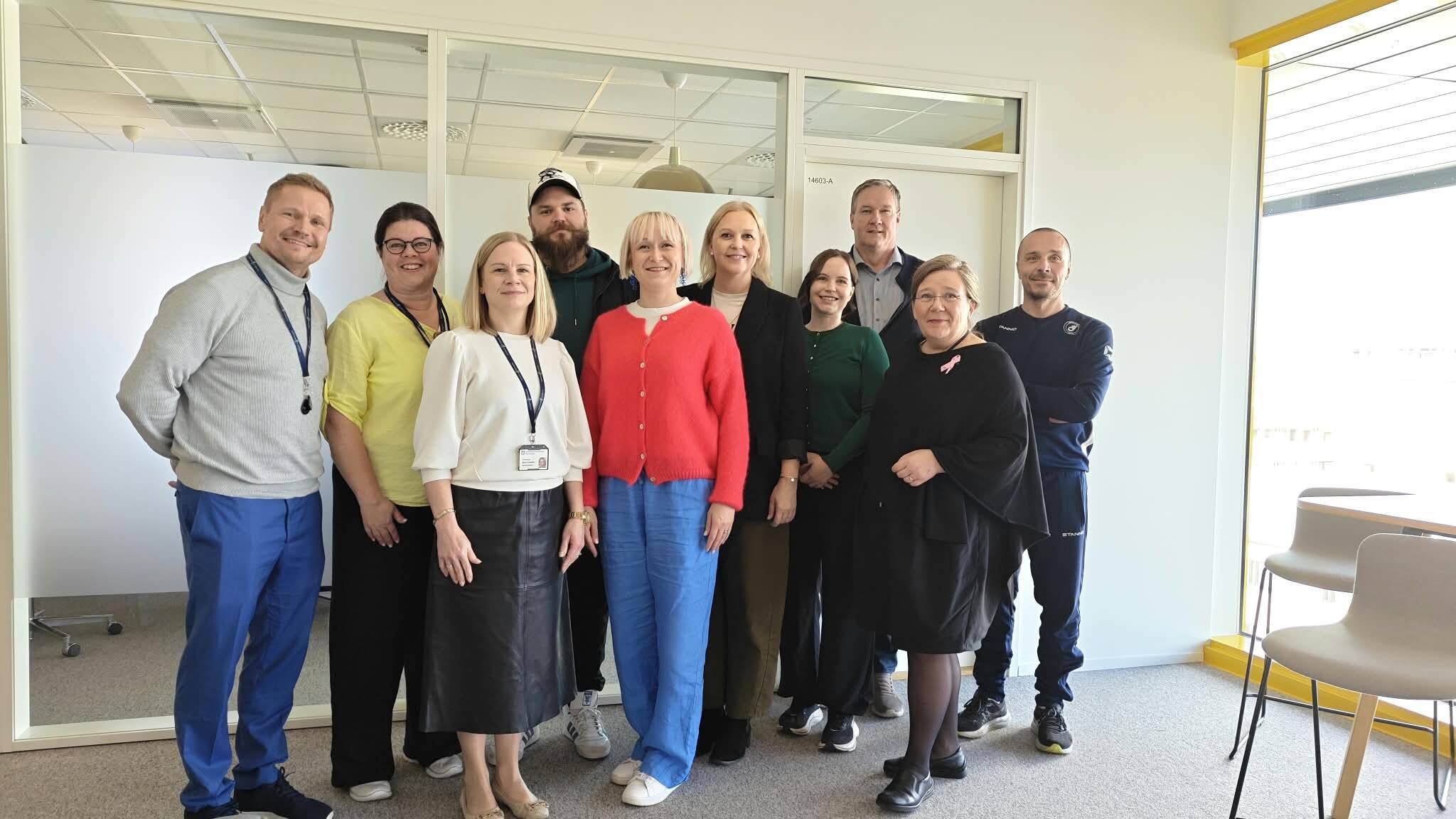 Kuvassa kaupungin Business Järvenpää tiimi, kaupunginjohtaja ja Järvenpään Yrittäjät ry:n hallitusta