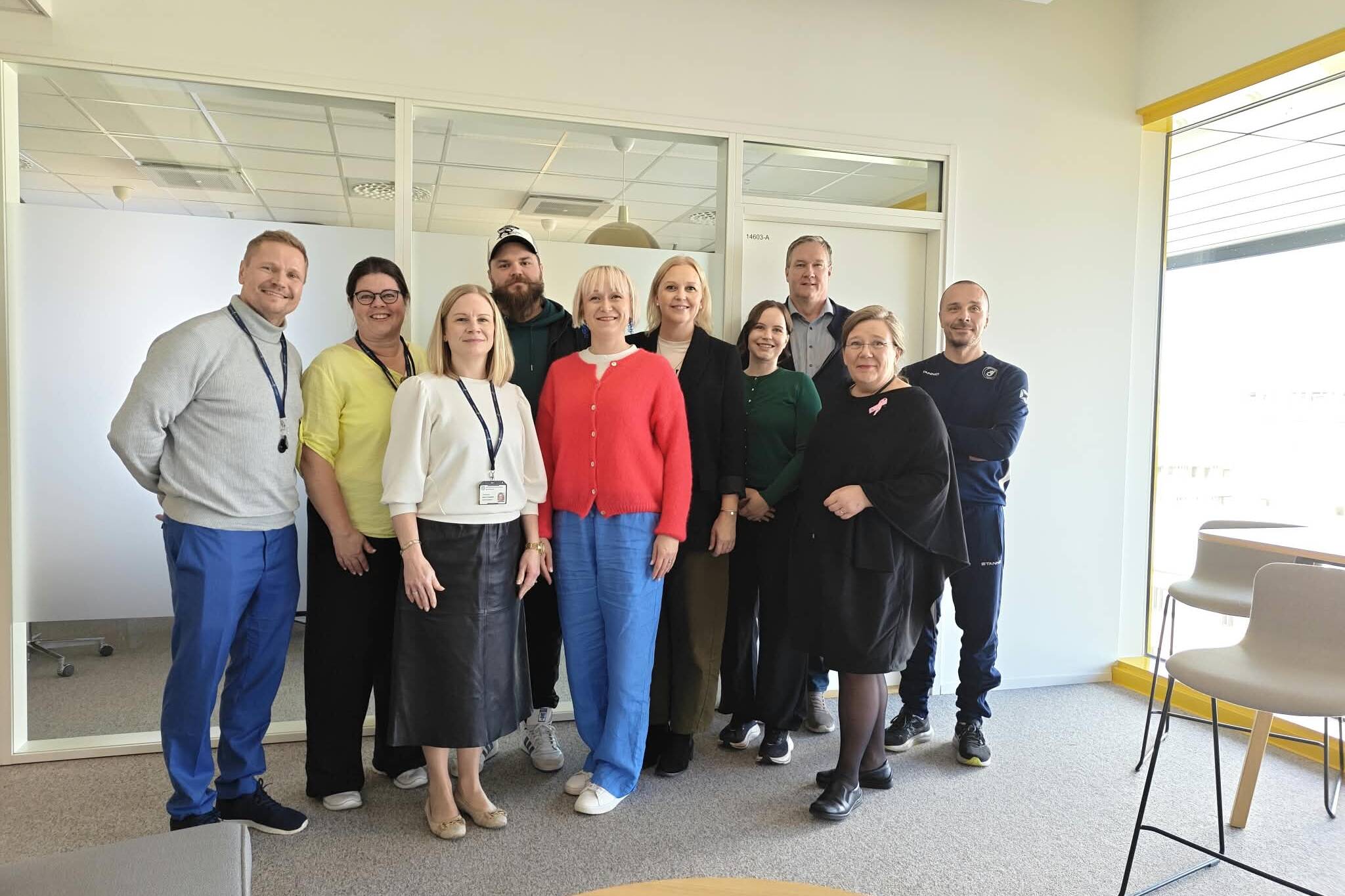 Kuvassa kaupungin Business Järvenpää tiimi, kaupunginjohtaja ja Järvenpään Yrittäjät ry:n hallitusta